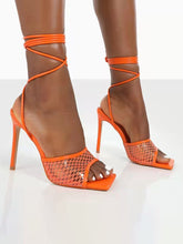Tacones abiertos con lazo de PU